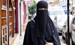 النقاب جريمة والتعري شرط لحصول المرأة على حقها في حكم ابن سلمان