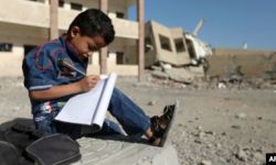 أطفال يمنيون يتعلّمون في العراء في غياب المدارس