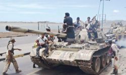اشتباكات بالدبابات والأسلحة الثقيلة بين قوات الحزام الأمني والحرس الرئاسي