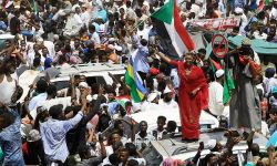 سودانيون يتظاهرون أمام سفارات السعودية في لندن