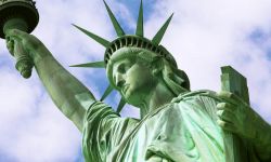 ماذا يفعل تمثال الحرية الأمريكي في جدة