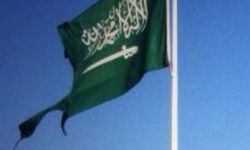 مواطن يقص “عبارة التوحيد” من علم السعودية
