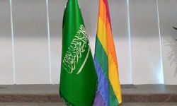 علم المثلية الجنسية بجانب علم السعودية في نادي نيوكاسل