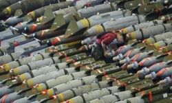 موقع أمريكي: شحنات الأسلحة الضخمة إلى السعودية قبل الهجوم على قاعة العزاء في اليمن