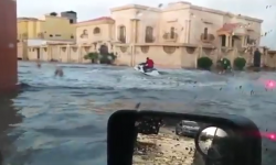 بالفيديو - سعودي يمشي على الماء 