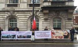 المحتجون أمام السفارة السعودية في لندن يصفون آل سعود بداعم الارهاب العالمي