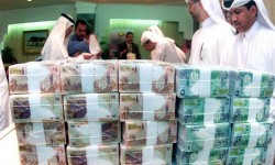 البنوك الخليجية تواجه تراجع الودائع الحكومية وشح السيولة