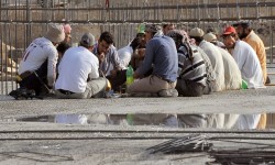 الإندبندنت: 31 ألف عامل في السعودية يشكون تأخر رواتبهم