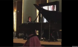 في السعودية.. موسيقار عالمي يعزف أشهر السمفونيات  