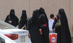 محاكمة 13 سيدة في السعودية بتهمة \'حرق صورة وزير الداخلية\'