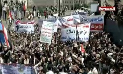 اليمنيون احتشدوا في مسيرة ’براكين الغضب’ بصنعاء.. دعوات لفتح المعسكرات لرفد الجبهات ودحر المعتدين