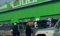طوابير من السيارات أمام محطة وقود في السعودية والسبب صادم / فيديو