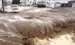 السيول تقطع الشوارع وتجرف السيارات في منطقة عسير