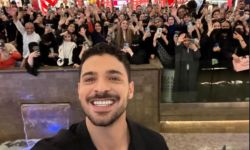 سعوديون يتهافتون لاستقبال ممثل تركي
