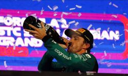 سائق “فورمولا 1” يحتفل بشرب الشمبانيا على منصة التتويج في السعودية