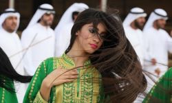 رقص مختلط وتحسُّس أجسام الفتيات.. مشاهد صادمة من مهرجان الرياض