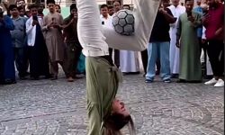 فتاة سعودية تتراقص وسط الشباب وتنام على الأرض وتؤدي حركات مثيرة