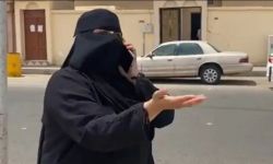 سيدة سعودية تبكي بحرقة بعد طردها من منزلها