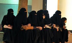 السلطات السعودية تستخدم التمييز العنصري ضد السعوديات المتزوجات من أجانب
